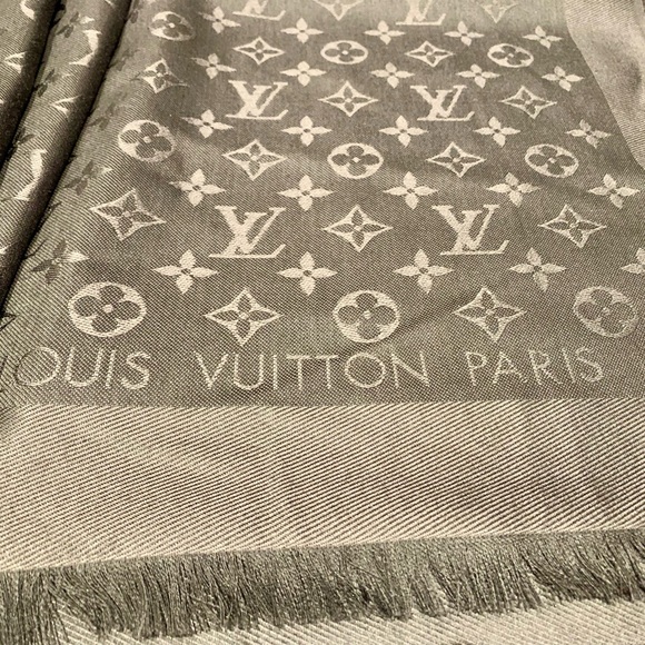 Louis Vuitton Shine Monogram Shawl - Picture 10 of 12